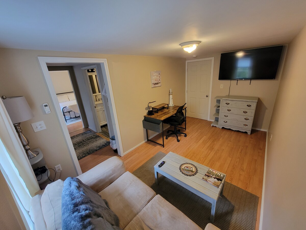Coastal Lane – Two Room Suite, Quiet Country — Outer Ohio Street, Glenburn, ME