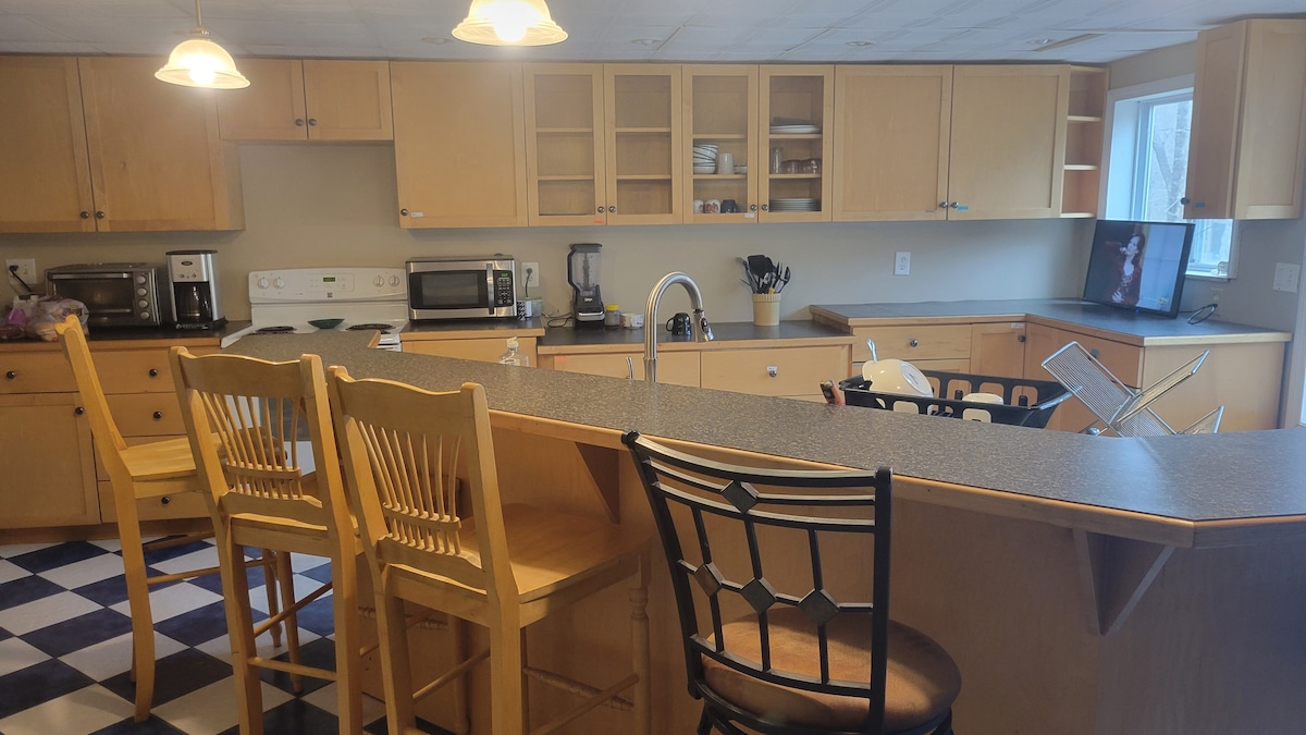 BEARS DEN – Spacious, Serene Room with Private Bath photo 2