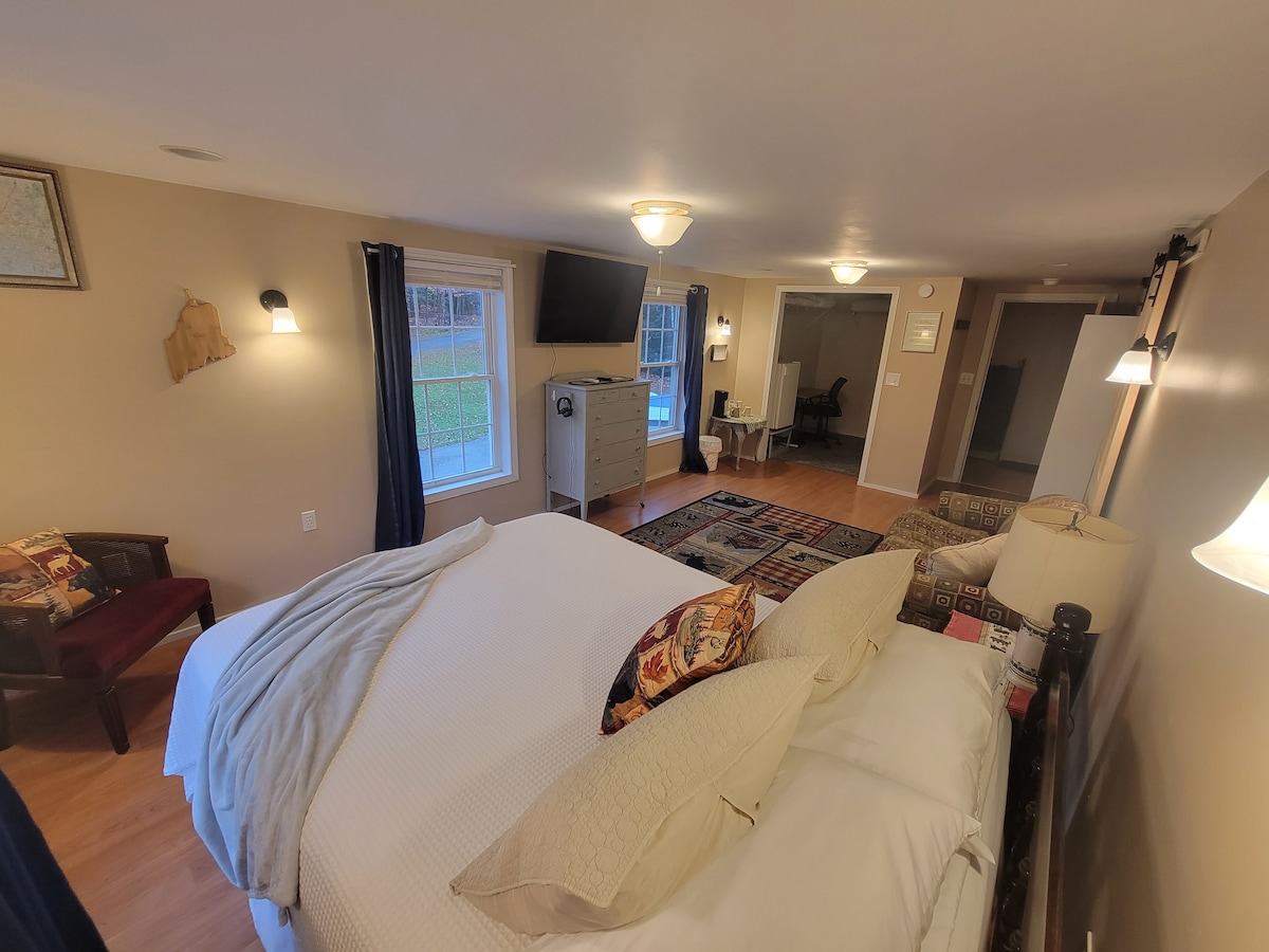 BEARS DEN – Spacious, Serene Room with Private Bath photo 5