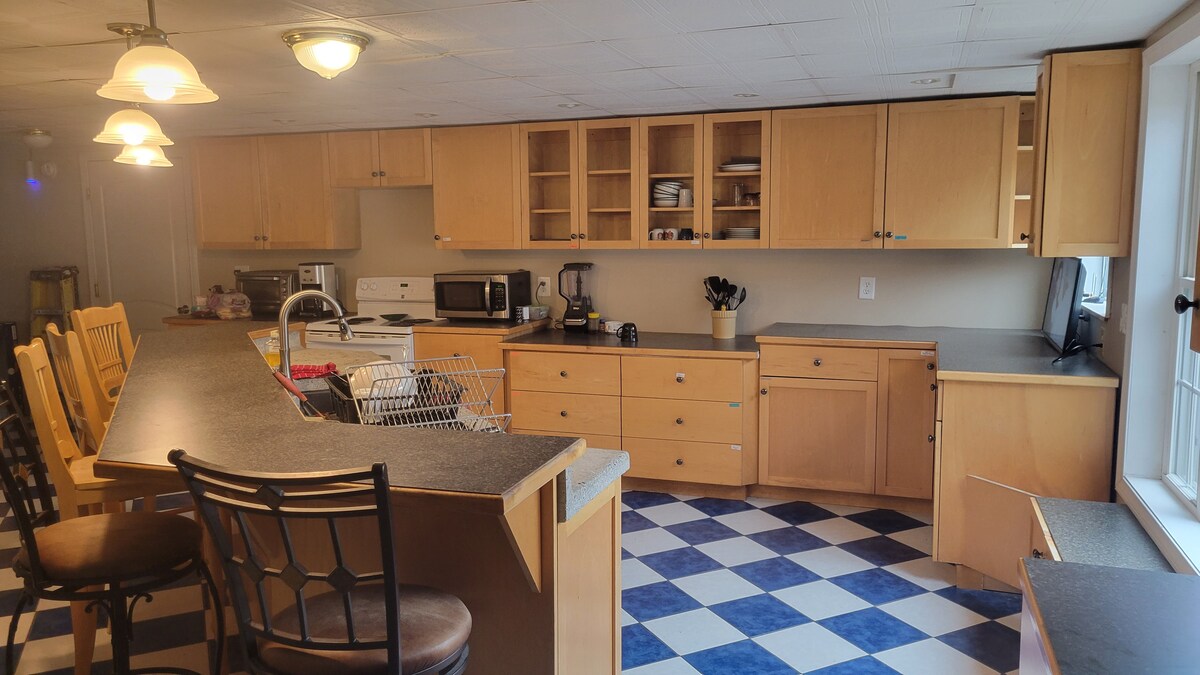 Lune Lane – Spacious Room with Private Bath — Outer Ohio Street, Glenburn, ME